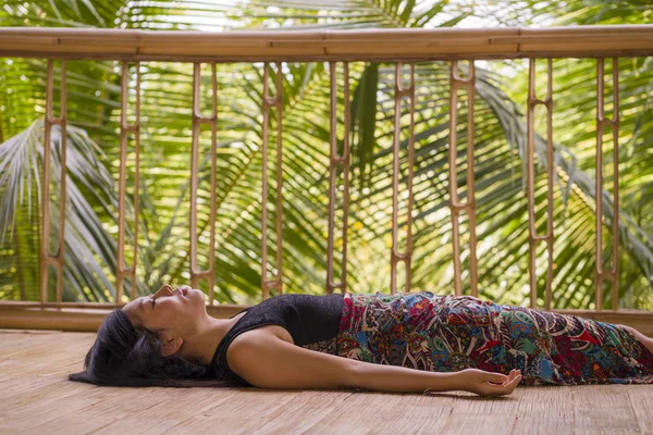 Muda alam dan menarik wanita Asia Cina berlatih yoga dan meditasi latihan di luar ruangan di indah kayu joglo studio dengan pemandangan hutan tropis — Stok Foto