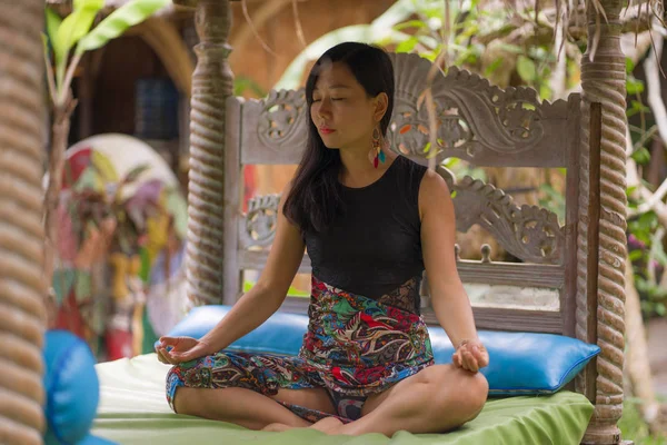 Jovem natural e atraente asiático chinês mulher praticando ioga e meditação exercício sentado lótus posar ao ar livre no belo jardim sereno e calmo no bem-estar — Fotografia de Stock