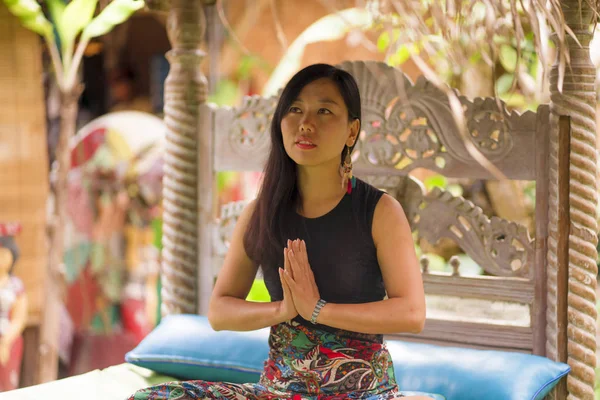 Joven mujer china asiática natural y atractiva practicando yoga y ejercicio de meditación sentado de loto posan al aire libre en hermoso jardín sereno y tranquilo en bienestar — Foto de Stock