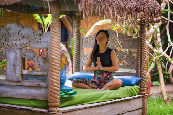 Joven mujer china asiática natural y atractiva practicando yoga y ejercicio de meditación sentado de loto posan al aire libre en hermoso jardín sereno y tranquilo en bienestar — Foto de Stock