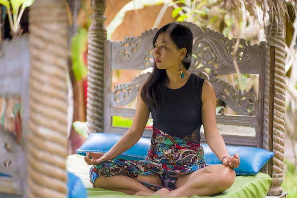 Jovem natural e atraente asiático chinês mulher praticando ioga e meditação exercício sentado lótus posar ao ar livre no belo jardim sereno e calmo no bem-estar — Fotografia de Stock