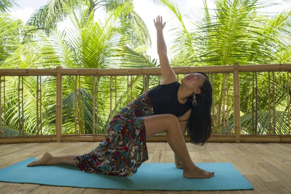 Jeune femme chinoise asiatique naturelle et attrayante pratiquant le yoga et l'exercice de méditation à l'extérieur dans un magnifique studio de joglo en bois avec vue sur la jungle tropicale — Photo