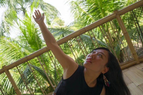 Joven mujer china asiática natural y atractiva practicando yoga y ejercicio de meditación al aire libre en un hermoso estudio de joglo de madera con vista a la selva tropical — Foto de Stock