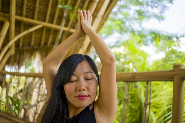Fiatal természeti és vonzó ázsiai kínai nő gyakorló jóga és a meditáció gyakorlása a szabadban, gyönyörű fa Joglo stúdió trópusi dzsungel megtekintéséhez — Stock Fotó