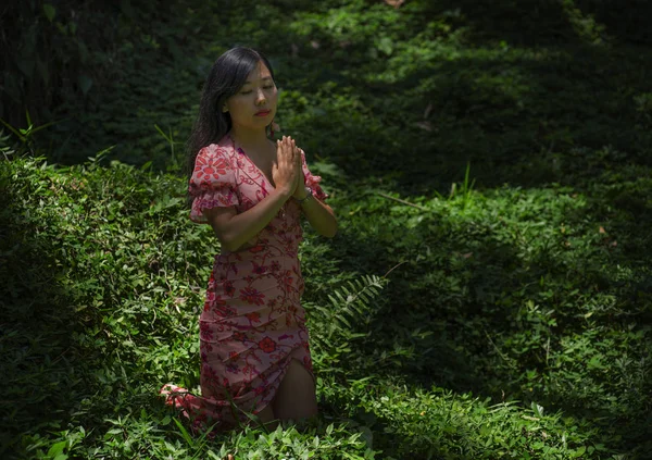 Mladá krásná a šťastná Čínská žena ve stylových šatech prozkoumávání přírody v tropické ostrovní džungli cítí svěží a uvolněná cvičení jóga a meditace — Stock fotografie