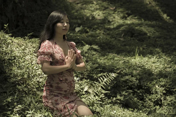 Joven hermosa y feliz mujer china asiática en vestido elegante explorar la naturaleza en la selva tropical isla sensación fresca y relajada practicar yoga y meditación — Foto de Stock