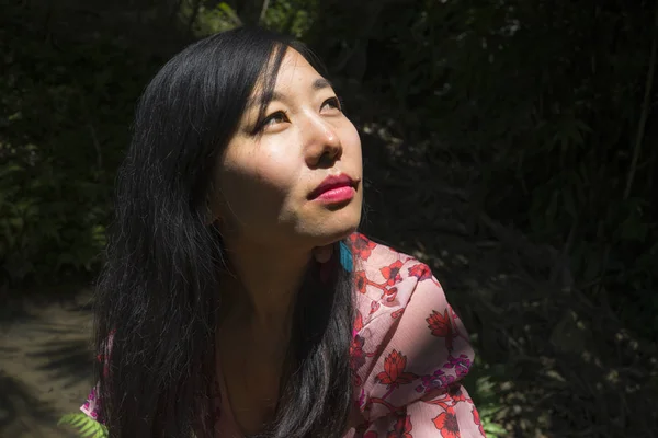 Close up face of young beautiful and happy Asian woman enjoying adventure holiday trip exploring nature at tropical island jungle feeling fresh and relaxed — стоковое фото