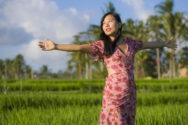 Přirozený a svěží životní styl portrét mladé krásné a přitažlivé asijské ženy v elegantních šatech na zelené rýžové poli užívajících exotických letních prázdnin — Stock fotografie