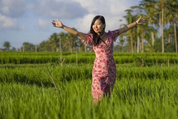 Přirozený a svěží životní styl portrét mladé krásné a přitažlivé asijské ženy v elegantních šatech na zelené rýžové poli užívajících exotických letních prázdnin — Stock fotografie