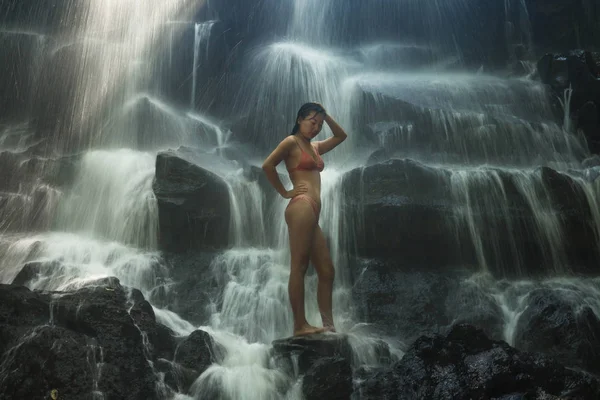 Natürliches Porträt einer jungen schönen und glücklichen asiatischen Chinesin im Bikini, die die Natur am tropischen Paradies-Wasserfall mit magischem Gefühl in der Seele genießt — Stockfoto