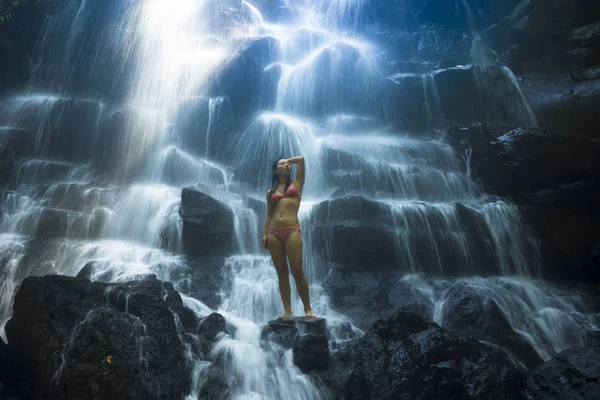 Natürliches Porträt einer jungen schönen und glücklichen asiatischen Koreanerin im Bikini, die die Natur am tropischen Paradies-Wasserfall mit magischem Gefühl in Seele-Inspiration genießt — Stockfoto