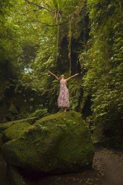 yaz elbisesi genç çekici ve zarif Asyalı kadının güzel rüya gibi portre büyülü duygu rüya ve benzersiz yeşil orman rahat doğa zevk