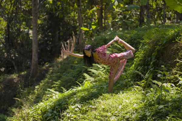 Joven hermosa mujer china asiática haciendo yoga y ejercicio de relajación en el bosque verde fresco meditando y disfrutando de la calma y la tranquilidad en armonía — Foto de Stock
