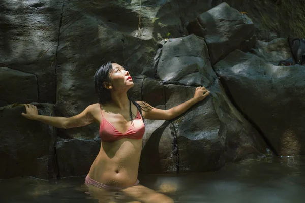 Feliz mujer coreana asiática en bikini disfrutando de vacaciones únicas de verano en el bosque tropical refrescante relajado en la piscina natural encantado por la sensación mágica en el lago de la selva — Foto de Stock