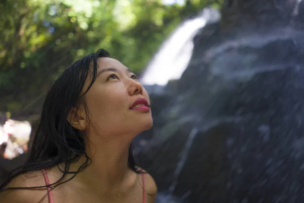 Al aire libre Vacaciones de verano estilo de vida retrato de joven feliz y hermosa mujer coreana asiática en bikini disfrutando en el paraíso tropical cascada sintiéndose libre y relajado — Foto de Stock