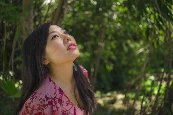 Al aire libre Estilo de vida de verano retrato de la joven mujer coreana asiática hermosa y feliz en vestido elegante caminando tranquilo y alegre en el parque verde de la ciudad o madera —  Fotos de Stock