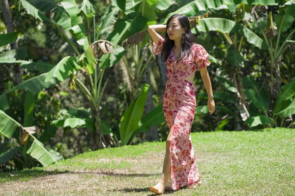 Al aire libre Estilo de vida de verano retrato de la joven mujer coreana asiática hermosa y feliz en vestido elegante caminando tranquilo y alegre en el parque verde de la ciudad o madera —  Fotos de Stock