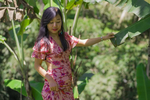 Al aire libre Estilo de vida de verano retrato de la joven mujer coreana asiática hermosa y feliz en vestido elegante caminando tranquilo y alegre en el parque verde de la ciudad o madera —  Fotos de Stock