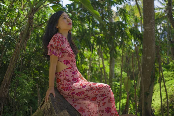 Draußen Sommer Lifestyle Porträt der jungen schönen und glücklichen asiatischen Chinesin in elegantem Kleid zu Fuß ruhig und fröhlich in grünen Stadtpark oder Wald — Stockfoto