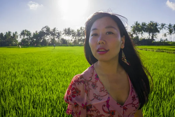 Outdoorový životní styl portrét mladé krásné a šťastné asijské korejské ženy, která si vychutná procházku na zelené rýžové pole pod modrou oblohou za letního slunného dne pocit bezstarostného — Stock fotografie