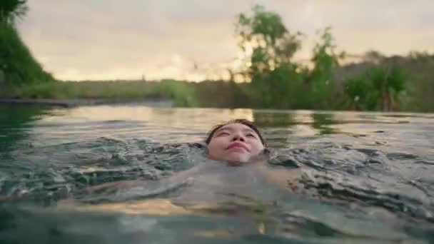 일몰에 풍경과 야자수의 전망을 리조트 수영장에서 즐기는 아름답고 편안한 아시아 — 비디오