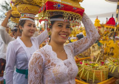 Geleneksel Hindu töreni sırasında narin Endonezya Kebaya giymiş geleneksel tarzda başlarında kutsal sunular taşıyan Güzel Bali kadınlar 