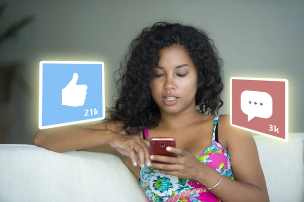 Internet Social Media aplikacji lubi i czat Komentarze ikony kompozytowe na młodych pięknych i szczęśliwy mieszane etnicznej kobiety Hiszpanie w domu kanapie za pomocą telefonu komórkowego — Zdjęcie stockowe