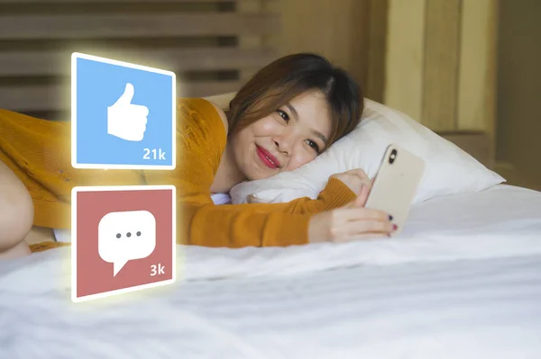Образ жизни портрет молодой счастливой и привлекательной азиатской кореянки с использованием мобильного телефона в интернете, составной частью которого является приложение социальных медиа, лайков и комментариев в чате — стоковое фото