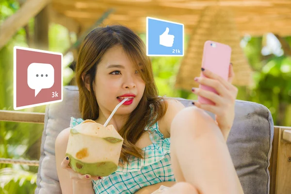 Estilo de vida retrato de la joven mujer coreana asiática feliz y atractiva utilizando Internet teléfono móvil compuesto con aplicaciones de redes sociales le gusta y chat comentarios iconos —  Fotos de Stock