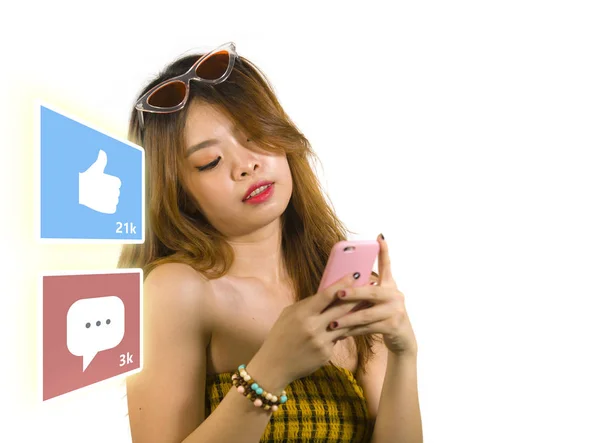 Estilo de vida retrato de la joven mujer coreana asiática feliz y atractiva utilizando Internet teléfono móvil compuesto con aplicaciones de redes sociales le gusta y chat comentarios iconos —  Fotos de Stock