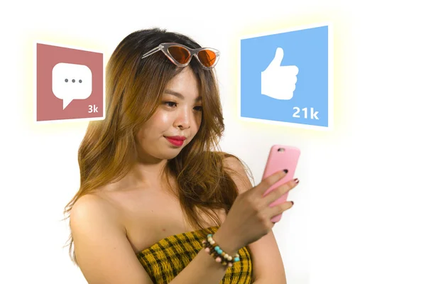 Estilo de vida retrato de la joven mujer coreana asiática feliz y atractiva utilizando Internet teléfono móvil compuesto con aplicaciones de redes sociales le gusta y chat comentarios iconos —  Fotos de Stock