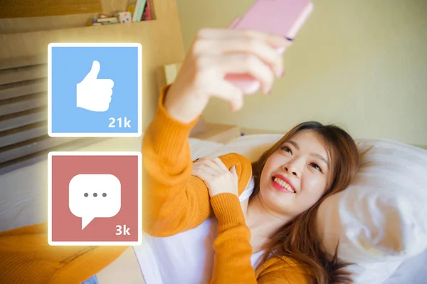 Образ жизни портрет молодой счастливой и привлекательной азиатской китаянки, использующей интернет-мобильный телефон, составной частью которого является приложение социальных медиа, лайки и комментарии в чате — стоковое фото