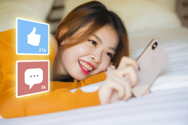 Estilo de vida retrato de la joven mujer china asiática feliz y atractiva usando Internet teléfono móvil compuesto con aplicaciones de redes sociales le gusta y chat comentarios iconos —  Fotos de Stock