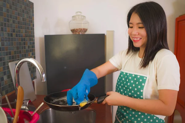 Retrato de estilo de vida natural de jovem bela e feliz mulher chinesa asiática em avental e luva lavar pratos e pan sorrindo em tarefas domésticas relaxadas e tarefas domésticas — Fotografia de Stock