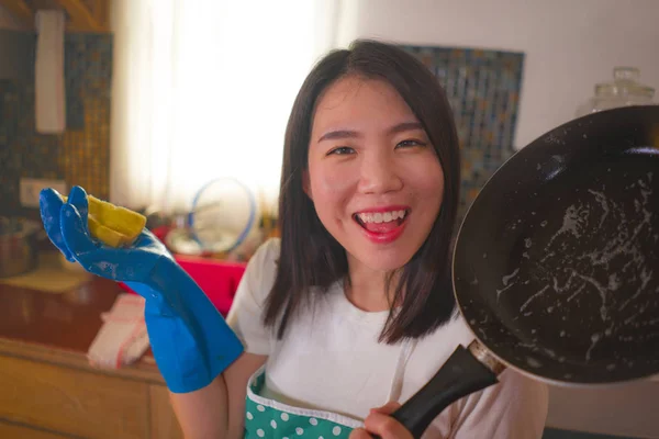 Stile di vita naturale ritratto di giovane donna cinese asiatica bella e felice in grembiule e guanto lavare i piatti e pan sorridente in lavori domestici rilassati e faccende domestiche — Foto Stock