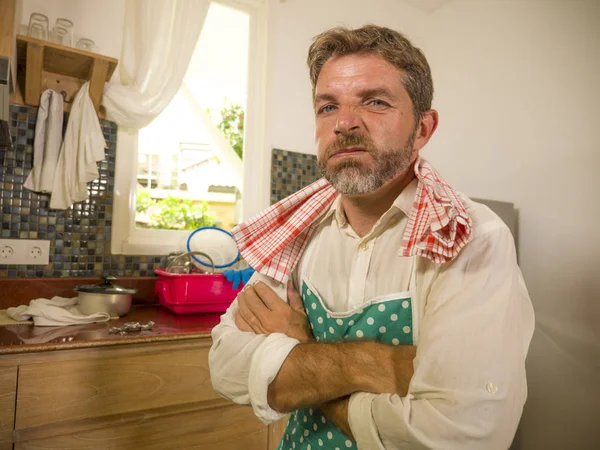Αστείος τρόπος ζωής πορτραίτο του μεσαίου ενήλικα δυστυχισμένη και τόνισε τον άνθρωπο στην ποδιά κουζίνας αίσθημα απογοητευμένοι και αναστατωμένος συγκλονισμένοι από οικιακές δουλειές πλύσιμο πιάτα κουρασμένοι υποφέρει στρες — Φωτογραφία Αρχείου