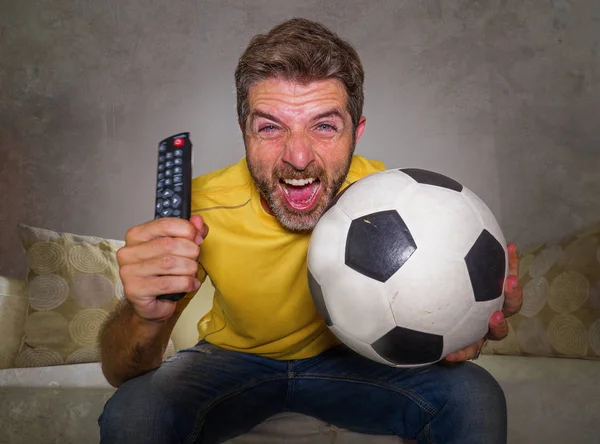年轻的快乐和兴奋的人观看欧洲足球比赛在电视上庆祝进球在沙发上尖叫痉挛的欢快，作为足球迷享受胜利 — 图库照片