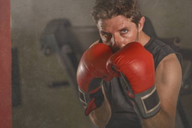 serin badass bakmak ağır çanta delme fitness kulübünde boks eldiveneğitimi çekici ve şiddetli görünümlü boksör adam 30s 40s spor egzersiz portre