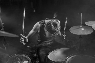 rock grubu davulcusu gibi genç çocuk . Yakışıklı ve serin Asyalı Amerikalı genç kafa bandı davul kiti oynarken hobi olarak gece müzik gösterisi performans