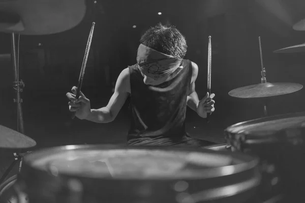 Baterista da banda de rock adolescente. cool e talentoso asiático americano misto etnia adolescente menino tocando bateria na headband executando música no escuro nevoeiro fase — Fotografia de Stock