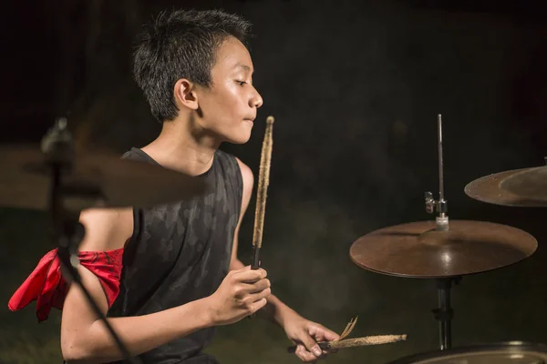 Ung pojke som talangfull rockbandet Drummer. Snygg och cool asiatisk amerikansk tonåring spelar trumset på scen utför Night Music show som hobby — Stockfoto