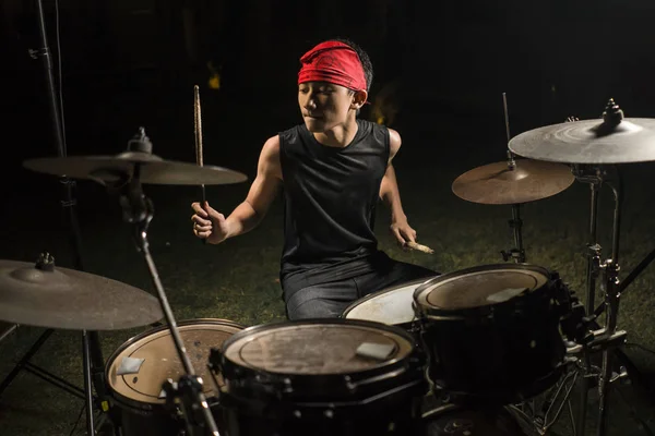 Asiático americano adolescente misto tocando bateria em casa jardim. legal e bonito jovem garoto praticando no kit de bateria ensaiando apaixonado no olhar banda de rock badass — Fotografia de Stock