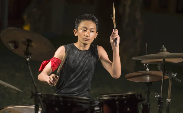 Asiático americano adolescente misto tocando bateria em casa jardim. legal e bonito jovem garoto praticando no kit de bateria ensaiando apaixonado no olhar banda de rock badass — Fotografia de Stock