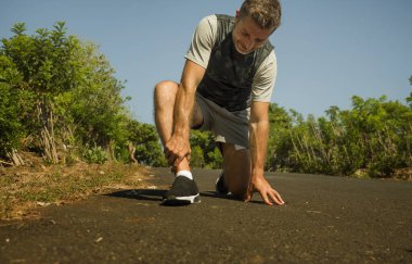 Spor kazasında ve sağlık konseptinde spor yaparken dizine dokunan koşucu fiziksel bir sorun ya da yaralanma sonucu yaralandı.