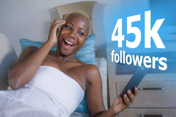 Joven fresco y feliz negro afroamericano mujer relajado en casa usando internet teléfono móvil sonriendo alegre networking consiguiendo social media seguidores — Foto de Stock