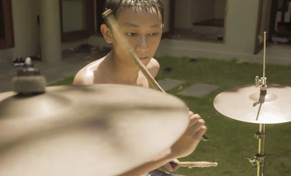 Adolescente asiático-americano tocando bateria. Retrato de verão de menino bonito praticando em kit de bateria em casa jardim ensaiando música rock desfrutando de seu hobby — Fotografia de Stock