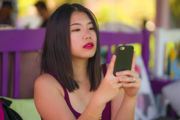 Bela menina estudante asiático-coreano feliz usando internet redes de aplicativos de mídia social com telefone mão ao ar livre no café legal sorrindo alegre internet namoro — Fotografia de Stock