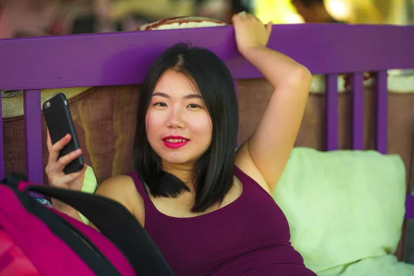 Bela menina estudante asiático-coreano feliz usando internet redes de aplicativos de mídia social com telefone mão ao ar livre no café legal sorrindo alegre internet namoro — Fotografia de Stock