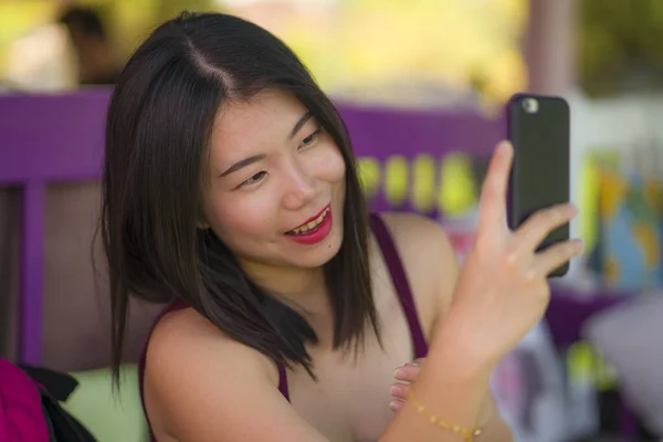 Dulce asiática chica tomando selfie con mano teléfono. joven hermosa y feliz mujer coreana tomando foto autorretrato sonriendo alegre al aire libre disfrutando de verano —  Fotos de Stock