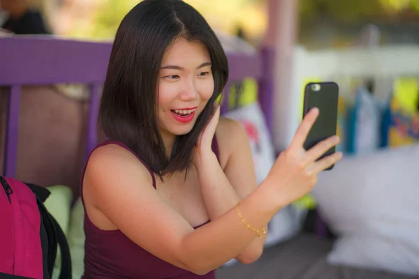Estilo de vida natural tomar de jovem bonita e feliz mulher asiática coreana tendo foto retrato selfie com telefone mão sorrindo sentado ao ar livre desfrutando de férias de verão — Fotografia de Stock